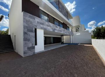 Casa · 655m² · 4 Recámaras · 4 Estacionamientos · Casa Club de Golf La Loma
