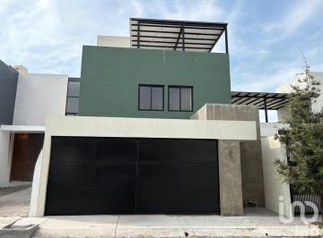 Casa · 175m² · 4 Recámaras · 2 Estacionamientos · Casa en Venta 3 Recámaras Estudio Roofgarden, Acabados de Lujo, Albaterra Colima