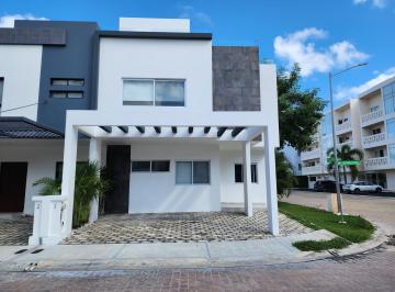 Casa · 131m² · 3 Recámaras · 2 Estacionamientos · Casa en Venta en Residencial Arbolada en Esquina y Frente Area Verde