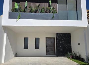 Casa · 187m² · 2 Estacionamientos · Casa en Fraccionamiento Hacienda Alejandro Plus