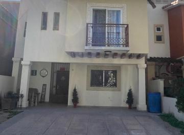 Casa · 2 Estacionamientos · Casa en Fraccionamiento Country Senecu
