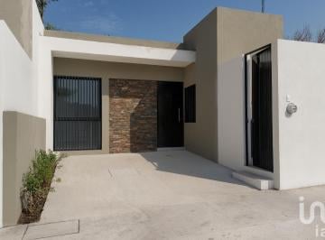 Casa · 72m² · 2 Recámaras · 1 Estacionamiento · Casa en Venta de un Nivel. Cochera Semi Privada. 2 Recámaras y 2 Baños