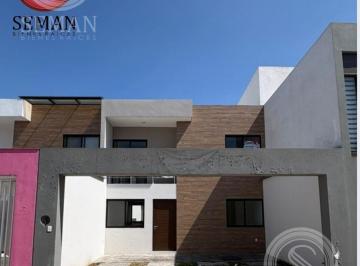 Casa · 137m² · 3 Recámaras · 2 Estacionamientos · Casa con Recamara en Planta Baja
