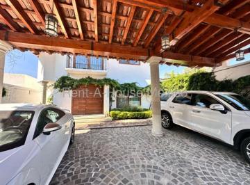 Casa de 4 habitaciones, Querétaro · Vendo en Privada de Jurica Casa con Diseño Unico 4 Recamaras 7 Baños 3 Autos y Alberca Techada.