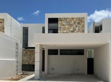 Casa · 275m² · 4 Recámaras · 2 Estacionamientos · Casa en Venta de Doble Altura con Alberca en Cholul, Mérida
