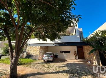 Casa · 316m² · 4 Recámaras · 3 Estacionamientos · Casa en Venta en Yucatán Country Club.