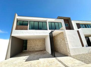 Casa de 4 habitaciones, Mérida · Residencia Moderna a Estrenar con Piscina, en Privada con Amenida