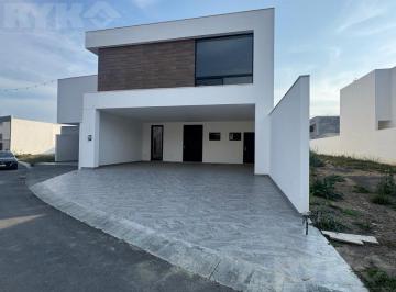 Casa · 300m² · 3 Recámaras · 5 Estacionamientos · Casa en Venta en Altares Residencial, Santiago, Nuevo León