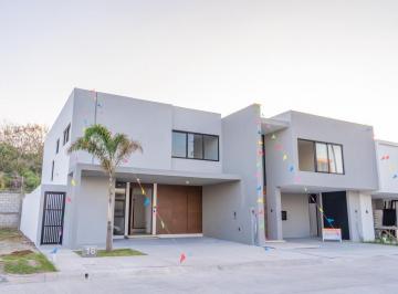 Casa · 210m² · 4 Recámaras · 2 Estacionamientos · Casa en Venta en Lomas del Dorado