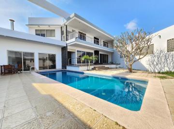 Casa · 611m² · 5 Recámaras · 3 Estacionamientos · Casa en Venta en Playas del Conchal con Alberca