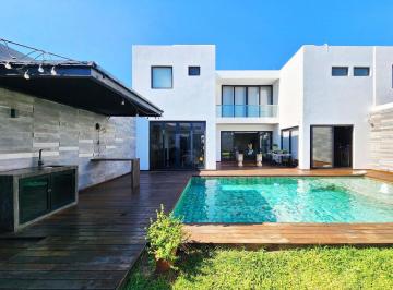 Casa · 385m² · 3 Recámaras · 2 Estacionamientos · Casa en Venta en Playas del Conchal