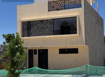 Casa · 205m² · 4 Recámaras · 2 Estacionamientos · Casa en Venta con Cuatro Recamaras y Terraza en La Magdalena, Tlaxcala.
