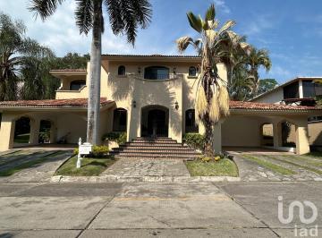 Casa · 590m² · 4 Recámaras · 4 Estacionamientos · Venta de Casa Residencial en Parque Royal en La Ciudad de Colima