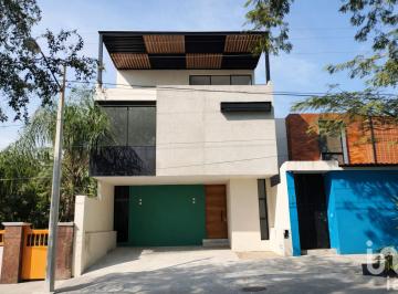 Casa · 254m² · 4 Recámaras · 2 Estacionamientos · Casa en Venta con 4 Recámaras y Rooftop