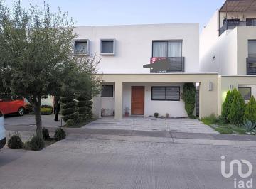 Casa · 146m² · 3 Recámaras · 2 Estacionamientos · Hermosa Casa en Adamar