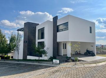 Casa · 240m² · 3 Recámaras · 2 Estacionamientos · Casa en Venta en Lomas de Angelopolis II, Parque Berna, 3 Recamaras.