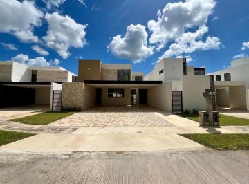 Casa · 381m² · 4 Recámaras · 4 Estacionamientos · Casa en Venta con Amplios Espacios de 4 Recamaras en Cholul Mérida Yucatán.