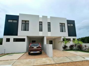 Casa · 122m² · 3 Recámaras · 2 Estacionamientos · Casa en Venta de Tres Habitaciones en Playa del Carmen.