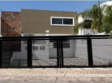 Casa · 220m² · 3 Recámaras · 3 Estacionamientos · Venta de Casa en Lomas de Gran Jardín