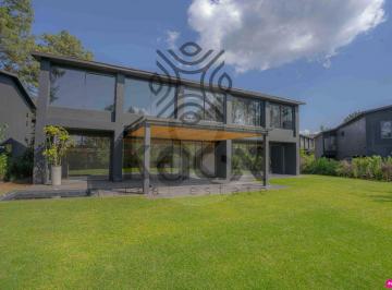 Casa · 450m² · 5 Recámaras · 3 Estacionamientos · Casa en Venta en Tenantongo