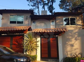 Casa · 350m² · 4 Recámaras · 2 Estacionamientos · Casa en Venta en Avándaro