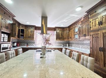 Casa · 500m² · 12 Recámaras · 6 Estacionamientos · Casa - Zirándaro
