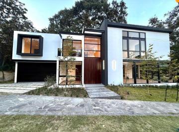 Casa · 345m² · 3 Recámaras · 4 Estacionamientos · Casa en Venta en El Cielo Country Club