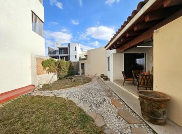 Casa · 804m² · 4 Recámaras · 5 Estacionamientos · Residencia un Solo Piso en Morillotla