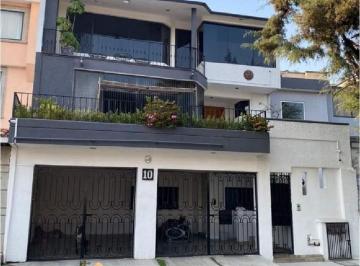 Casa · 340m² · 3 Recámaras · 2 Estacionamientos · ¡Venta de Casa en Zona Esmeralda, Chiluca! Amplia Residencia con Terraza y Jardí