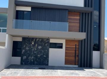 Casa · 378m² · 5 Recámaras · 3 Estacionamientos · Casa en Venta en Colinas de Juriquilla Juriquilla Queretaro