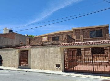 Casa de 5 habitaciones, Saltillo · Casa en Venta en Zona Centro Saltillo