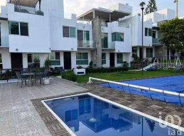 Casa · 113m² · 3 Recámaras · 2 Estacionamientos · Casa en Condominio Villas Cuernavaca II en Venta con Alberca en Emiliano Zapata Lomas Trujillo