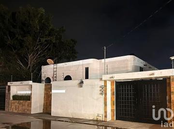Casa · 182m² · 4 Recámaras · 4 Estacionamientos · Bajo de Precio! Casa en Venta en Fraccionamiento Jardines de Tlayacapan