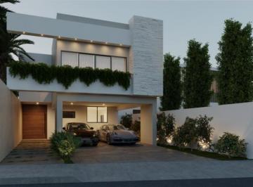 Casa · 370m² · 5 Recámaras · 2 Estacionamientos · Casa de 5 Recámaras en Privada Residencial Única Living La Ceiba Mérida