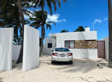 Casa · 3 Recámaras · 2 Estacionamientos · Casa Vacacional Frente Al Mar de 3 Habitaciones en Chelem, Yucatán