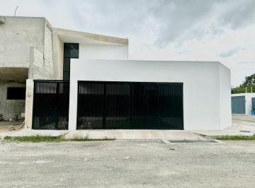 Casa · 240m² · 3 Recámaras · 2 Estacionamientos · Casa en Esquina 3 Habitaciones, Piscina, Cuarto Servicio, Viladiu Cholul, Mérida