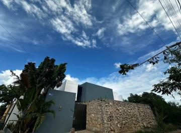 Casa · 231m² · 3 Recámaras · 2 Estacionamientos · Casa de 3 Habitaciones en Las Margaritas Cholul, Mérida
