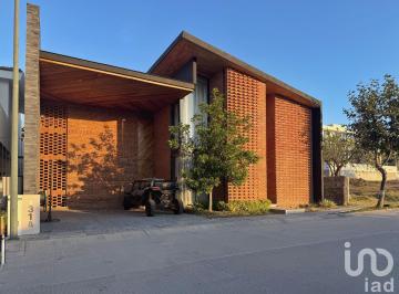 Casa · 332m² · 3 Recámaras · 2 Estacionamientos · Casa en Venta Privada Santa Fé - Villas de Irapuato, Gto.