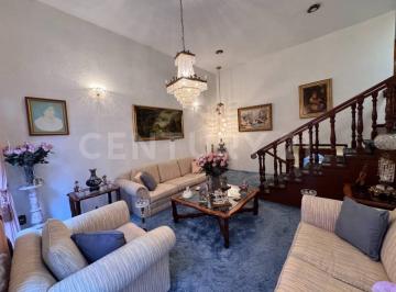 Casa · 243m² · 1 Recámara · 2 Estacionamientos · Casa Amplia Para Actualizar con Ubicación Privilegiada en San Jerónimo Lídice