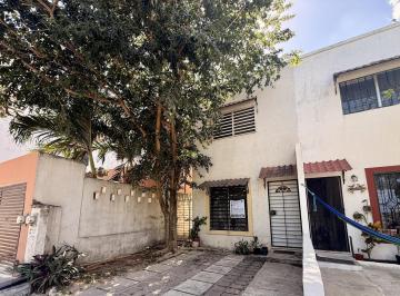 Casa · 2 Recámaras · 2 Estacionamientos · Casa en Venta Sobre Av en El Fraccionamiento La Toscana