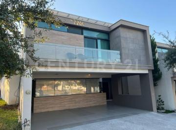 Casa · 335m² · 4 Recámaras · 3 Estacionamientos · Casa en Venta en Fraccionamiento Encinos del Vergel