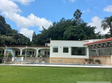 Casa · 909m² · 6 Recámaras · 7 Estacionamientos · Casa en Venta en Cuernavaca, en un Nivel en La Colonia Manantiales, con 6 Habitaciones Cada Una con