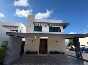 Casa · 329m² · 4 Recámaras · 3 Estacionamientos · Casa en Venta/renta, 4 Recámaras, 2 Niveles, Piscina, Lagos del Sol, Cancún