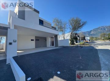 Casa · 306m² · 3 Recámaras · 6 Estacionamientos · Casa en Venta en Campestre Santiago