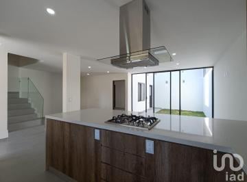 Casa · 188m² · 4 Recámaras · 3 Estacionamientos · Casa en Venta en Zona San Isidro con Roof Garden a 10 Minutos de Costco Periférico Norte