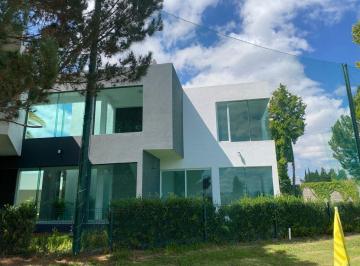 Casa · 420m² · 4 Recámaras · 5 Estacionamientos · Casa en Venta en Club de Golf Alquería de Pozos