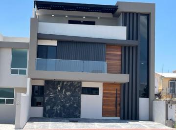 Casa · 378m² · 5 Recámaras · 3 Estacionamientos · Casa en Colinas de Juriquilla