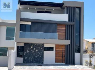Casa · 378m² · 5 Recámaras · 3 Estacionamientos · Casa en Colinas de Juriquilla