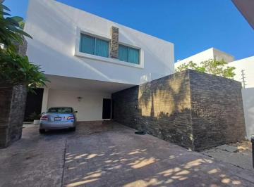 2bb2afdbef3d21bcb6d143a13a28165059fba23ae663ccab7bf11786164a7d7e · Casa de Dos Niveles con Alberca en Montebello