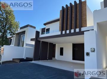 Casa · 320m² · 4 Recámaras · 6 Estacionamientos · Casa en Venta en Campestre Santiago